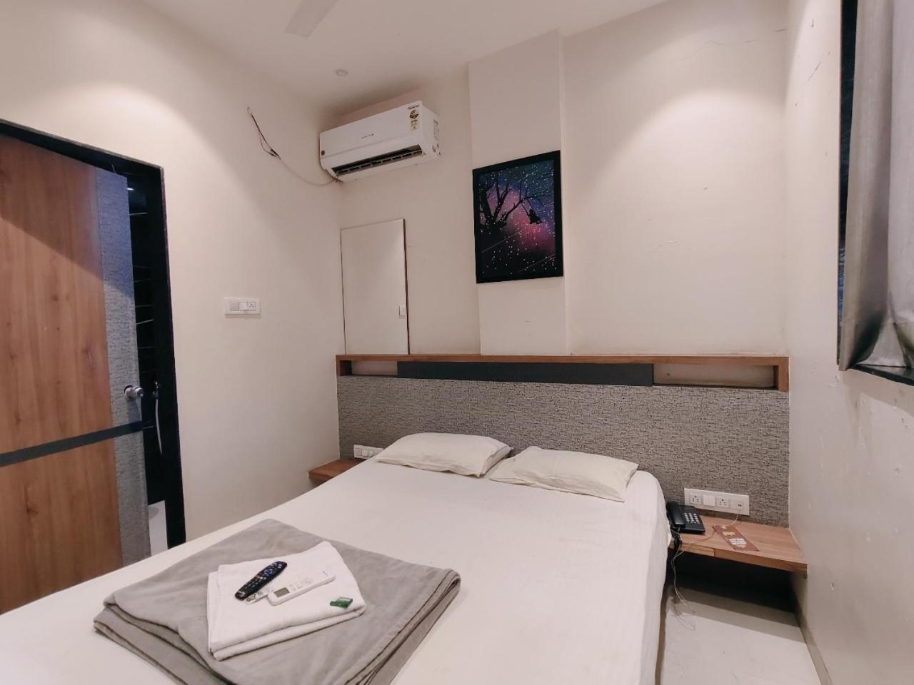 Hotel Pragati Inn Ахмаднагар Екстериор снимка