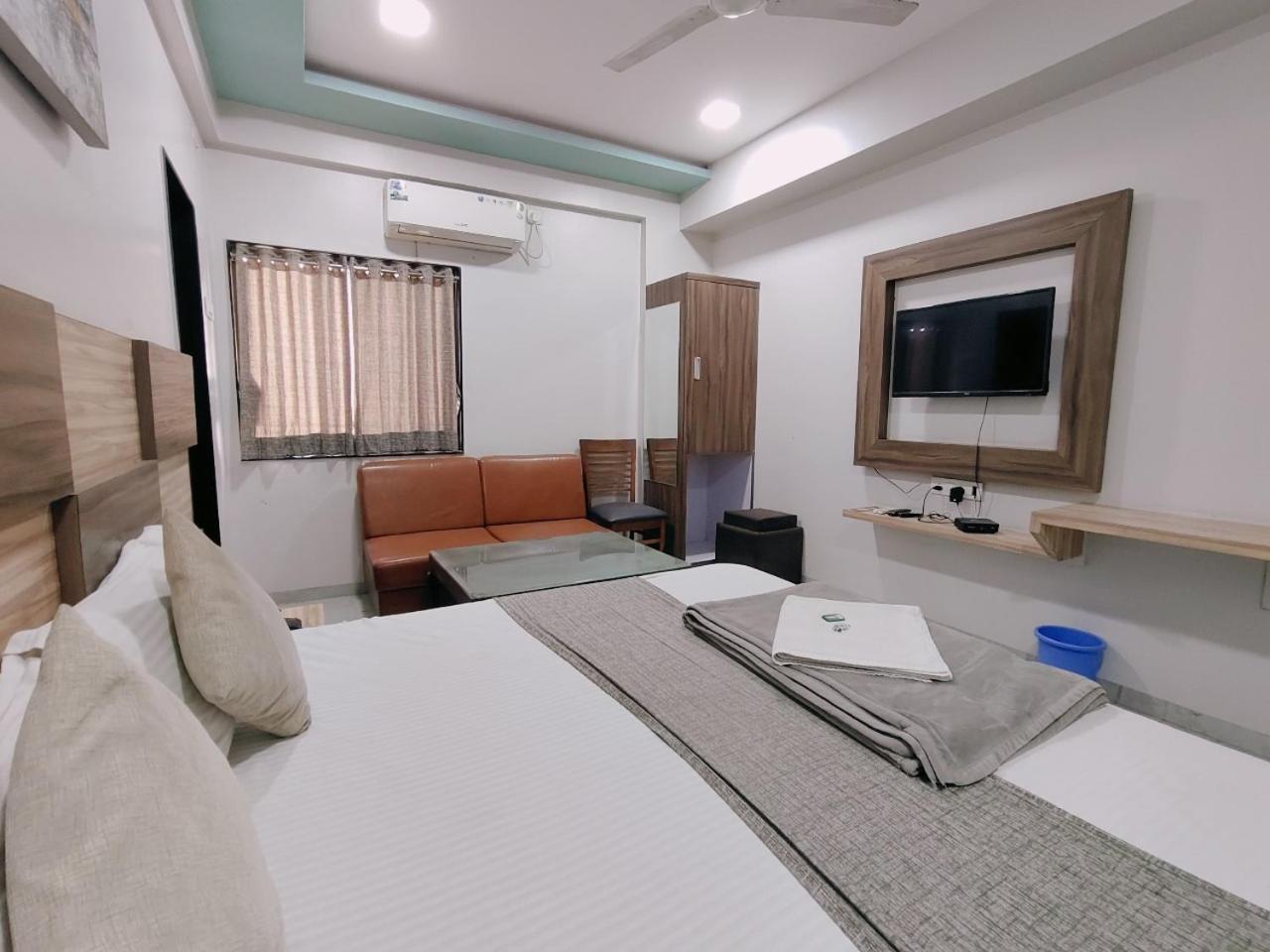 Hotel Pragati Inn Ахмаднагар Екстериор снимка