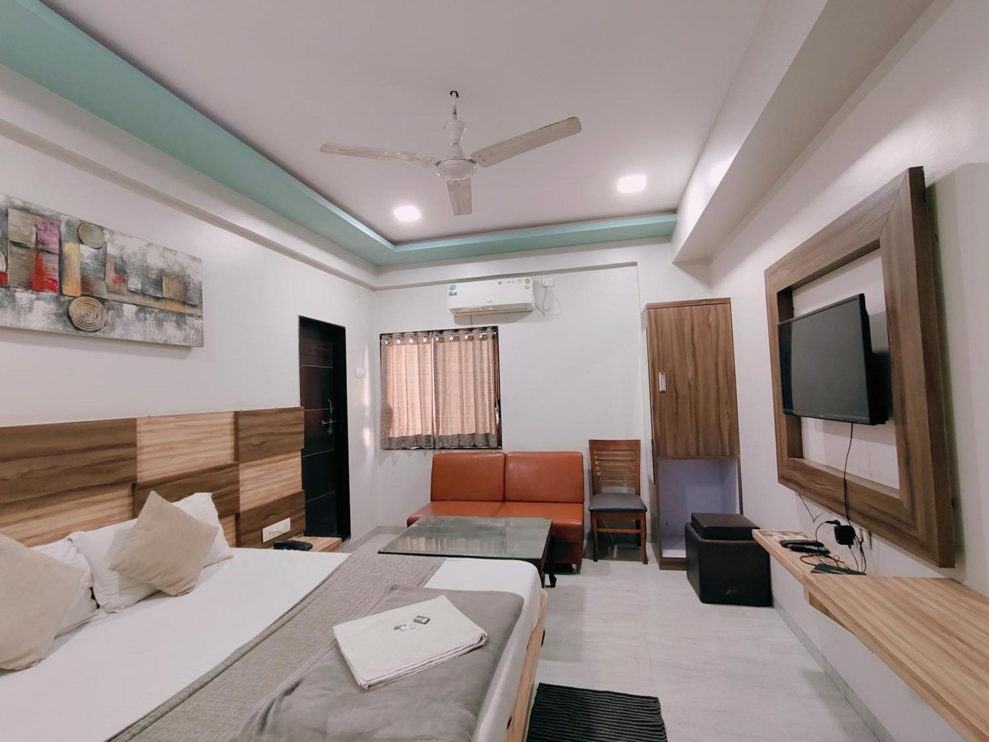 Hotel Pragati Inn Ахмаднагар Екстериор снимка