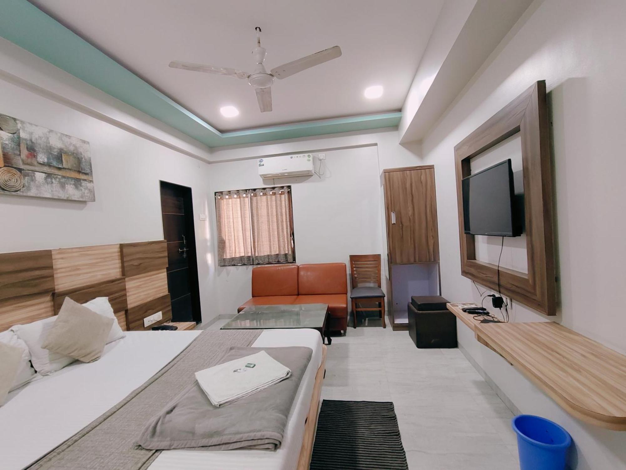 Hotel Pragati Inn Ахмаднагар Екстериор снимка