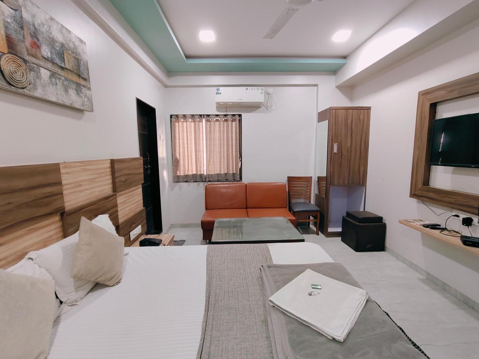 Hotel Pragati Inn Ахмаднагар Екстериор снимка